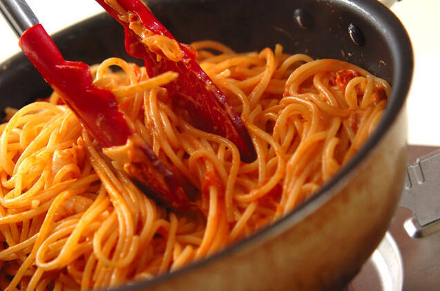 エビとゴボウのトマトクリームパスタの作り方の手順4