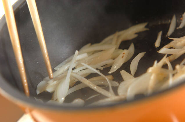 エビとゴボウのトマトクリームパスタの作り方の手順2