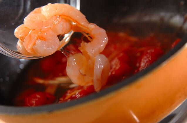 エビとゴボウのトマトクリームパスタの作り方の手順3