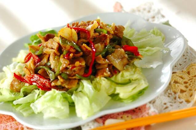 白い皿に盛られた、豚肉のマーマレード炒め