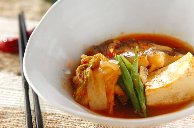 白い皿に盛り付けたカレイのキムチ煮