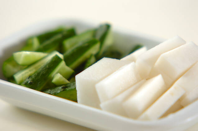 塩もみ大根とキュウリのゴマ和えの作り方の手順1