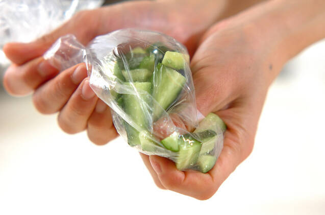 塩もみ大根とキュウリのゴマ和えの作り方の手順4