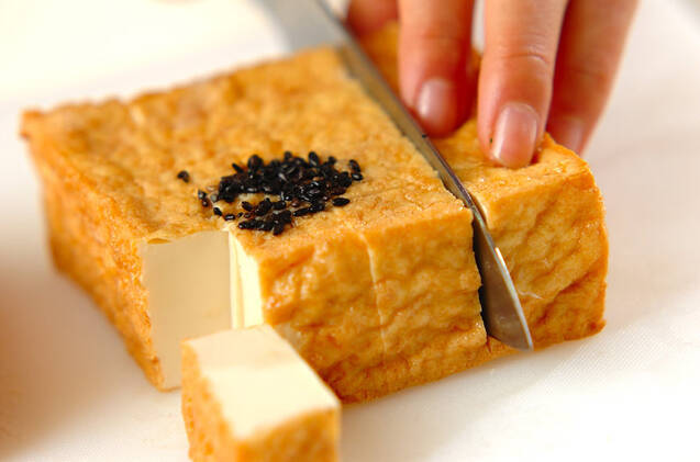 厚揚げの黒ゴマがらめの作り方の手順1