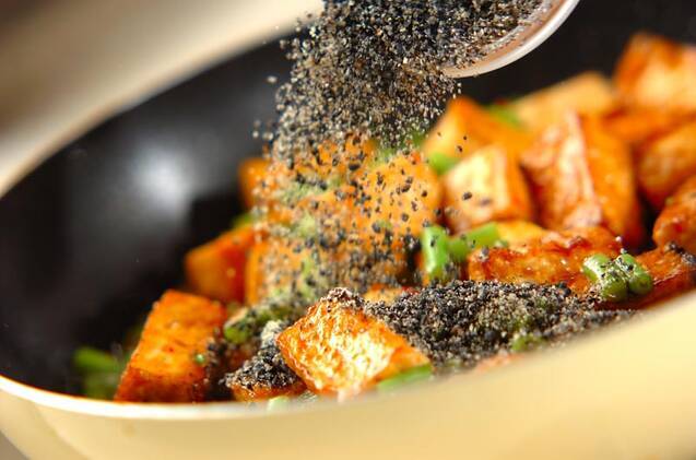 厚揚げの黒ゴマがらめの作り方の手順4