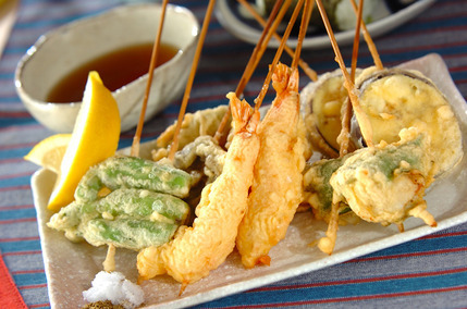エビ、ホタテ、野菜のいろいろ串揚げ天ぷら