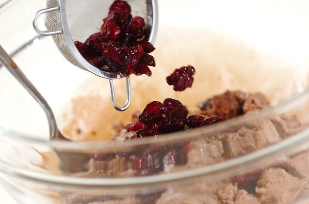 チョコクランベリーアイスの作り方の手順2