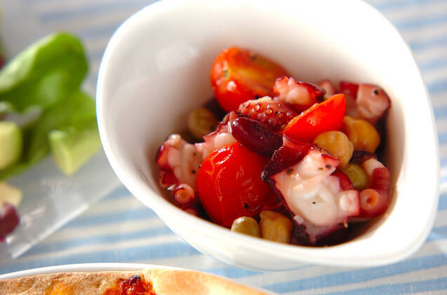 白い皿に盛られたミックスビーンズのガーリックソテー