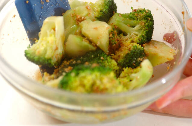 ゆでブロッコリーのゴマ和えの作り方の手順3