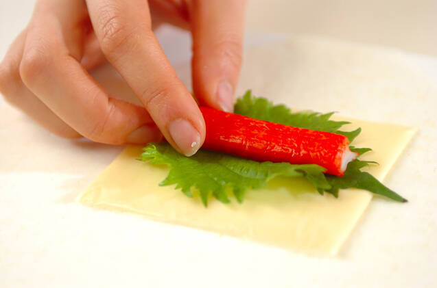 カニ風味カマボコ春巻きの作り方の手順1