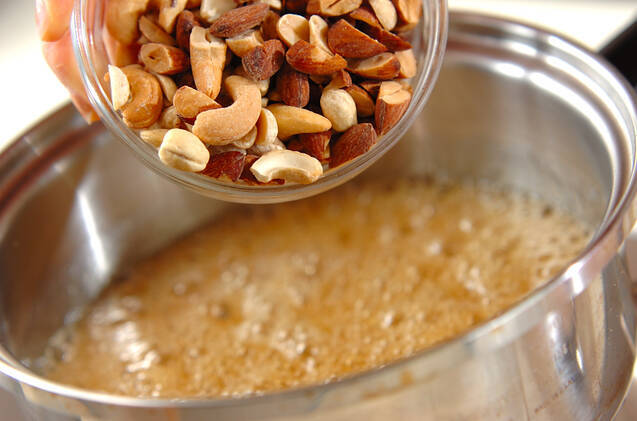 ミックスナッツのタフィーの作り方の手順3