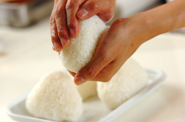 ウニみその焼きおにぎりの作り方の手順1