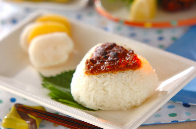 白い長皿に盛りつけられたうにみそ添えの焼きおにぎりと漬物