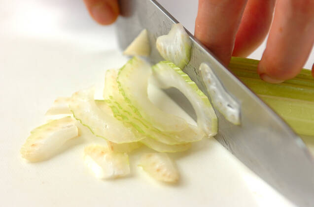 セロリの甘酢和えの作り方の手順1