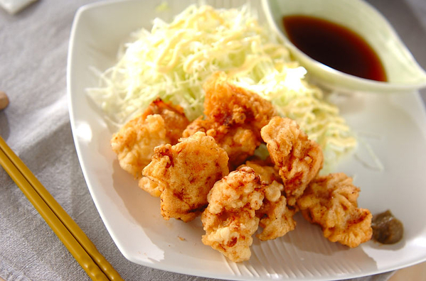 白い器に盛り付けた鶏むね肉と鶏もも肉の天ぷら