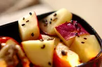 サツマイモとリンゴのゴマサラダ