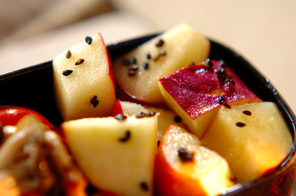 サツマイモとリンゴのゴマサラダ