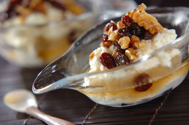 ガラスの器に盛り付けられたレーズンナッツヨーグルト