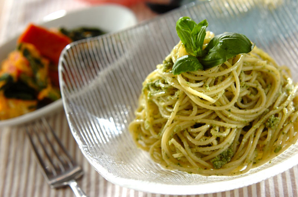 バジルの人気レシピ サラダからご飯ものまで28選 上手な保存方法 Macaroni