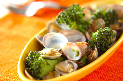ブロッコリーとアサリのワイン蒸し