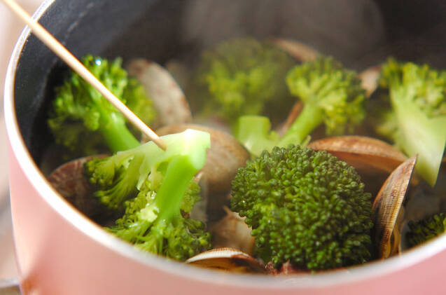 ブロッコリーとアサリのワイン蒸しの作り方の手順2