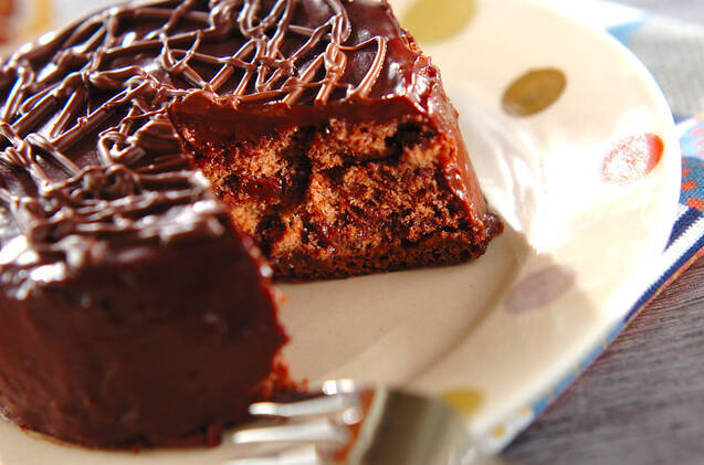 チョコガナッシュがたっぷりコーティングされたデビルズケーキ