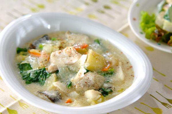 白い皿に入った、たらのシチュー