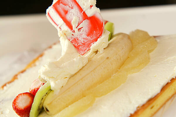 季節のフレッシュフルーツロールケーキの作り方の手順15