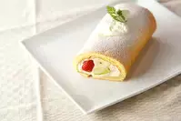 季節のフレッシュフルーツロールケーキ
