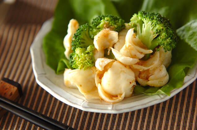 白い皿に盛り付けたゆりねのごま和えとブロッコリー