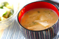 ジャガイモと油揚げの合わせみそ汁