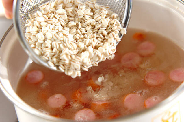 押し麦とソーセージのスープの作り方の手順3