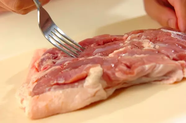 ピリ辛ゴマダレがけレンジ蒸し鶏の下準備1