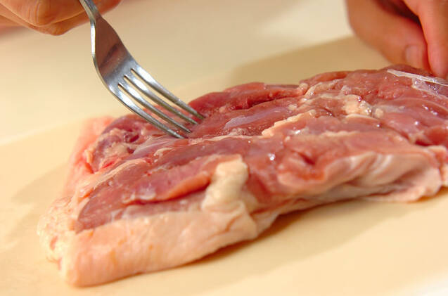 ピリ辛ゴマダレがけレンジ蒸し鶏の作り方の手順1