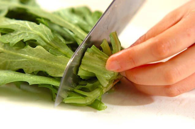 モヤシと春菊の卵炒めの作り方の手順2