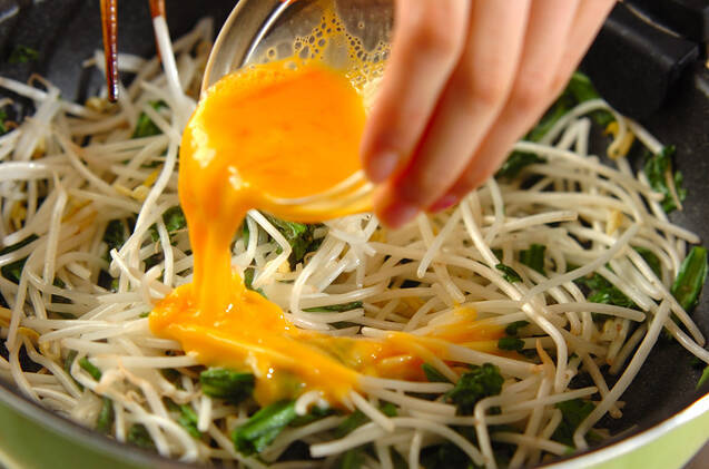 モヤシと春菊の卵炒めの作り方の手順3