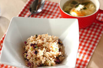 玄米を使った和風チャーハンとワカメスープ