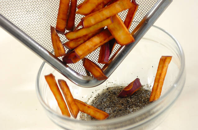 サツマイモの黒ゴマがらめの作り方の手順3