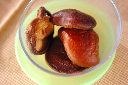 干しシイタケの煮物