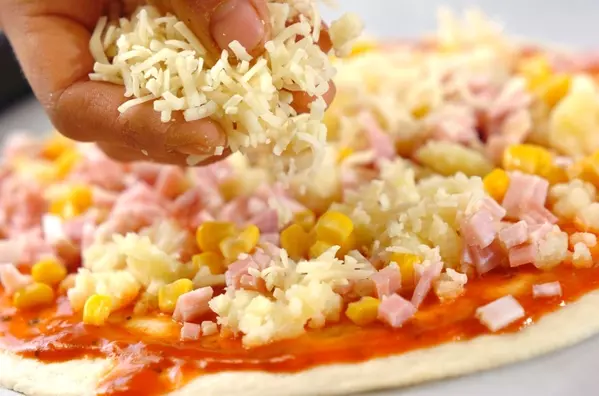 手作りピザ ベーコンポテト おうちで簡単子ども喜ぶ by保田 美幸さんの作り方2