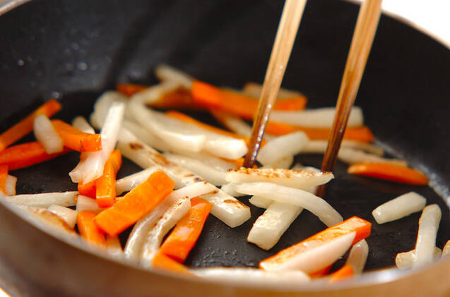 塩もみ大根とニンジンの炒め物の作り方の手順2