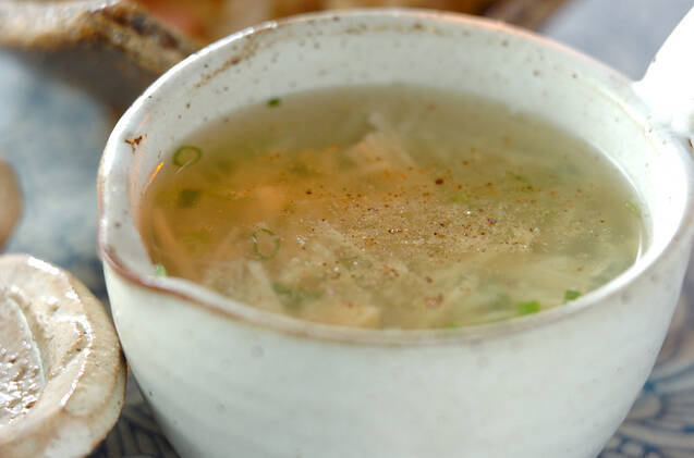 白いスープカップに入ったじゃがいもとホタテの中華風スープ