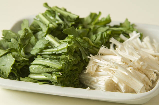菊菜とエノキのゴマ和えの作り方の手順1