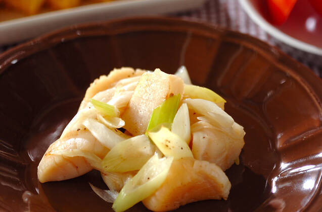 茶色の変形小鉢に盛りつけられた帆立貝柱と白ねぎの塩炒め