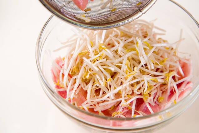 豚肉とモヤシのレンジ蒸しの作り方の手順2