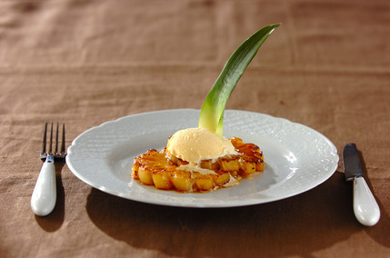 パイナップルのソテー・ココナッツアイス添え