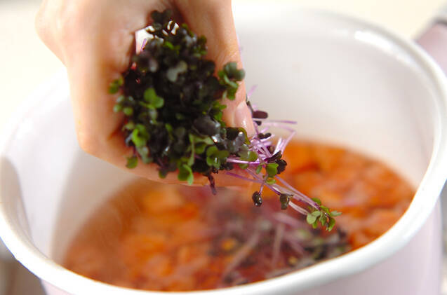 トマトとスプラウトのスープの作り方の手順3