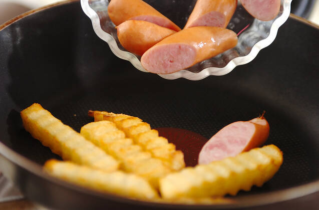 ポテトとソーセージのケチャップ炒めの作り方の手順2