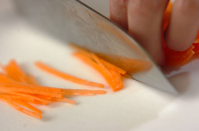 キャベツとニンジンのみそ汁の作り方の手順2