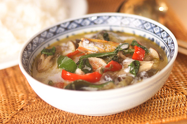 青い模様入りの器に注がれたエビのグリーンカレー